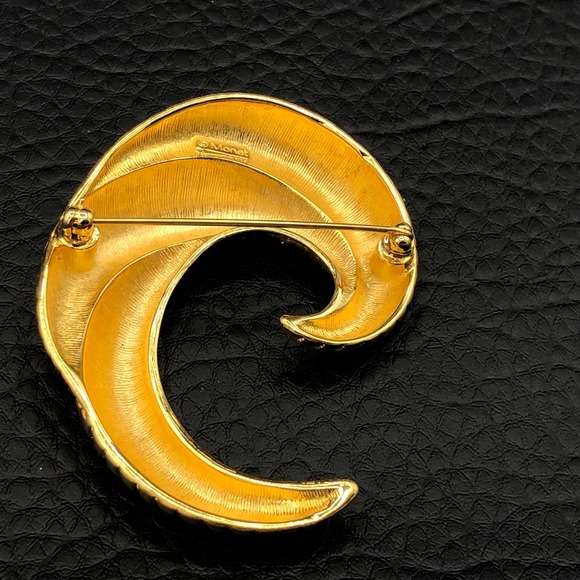 Monet Vintage Triple Curl Brooch Textured Gold Tone Swirl Swoosh Curved MCM Pin - Picture 2 of 7